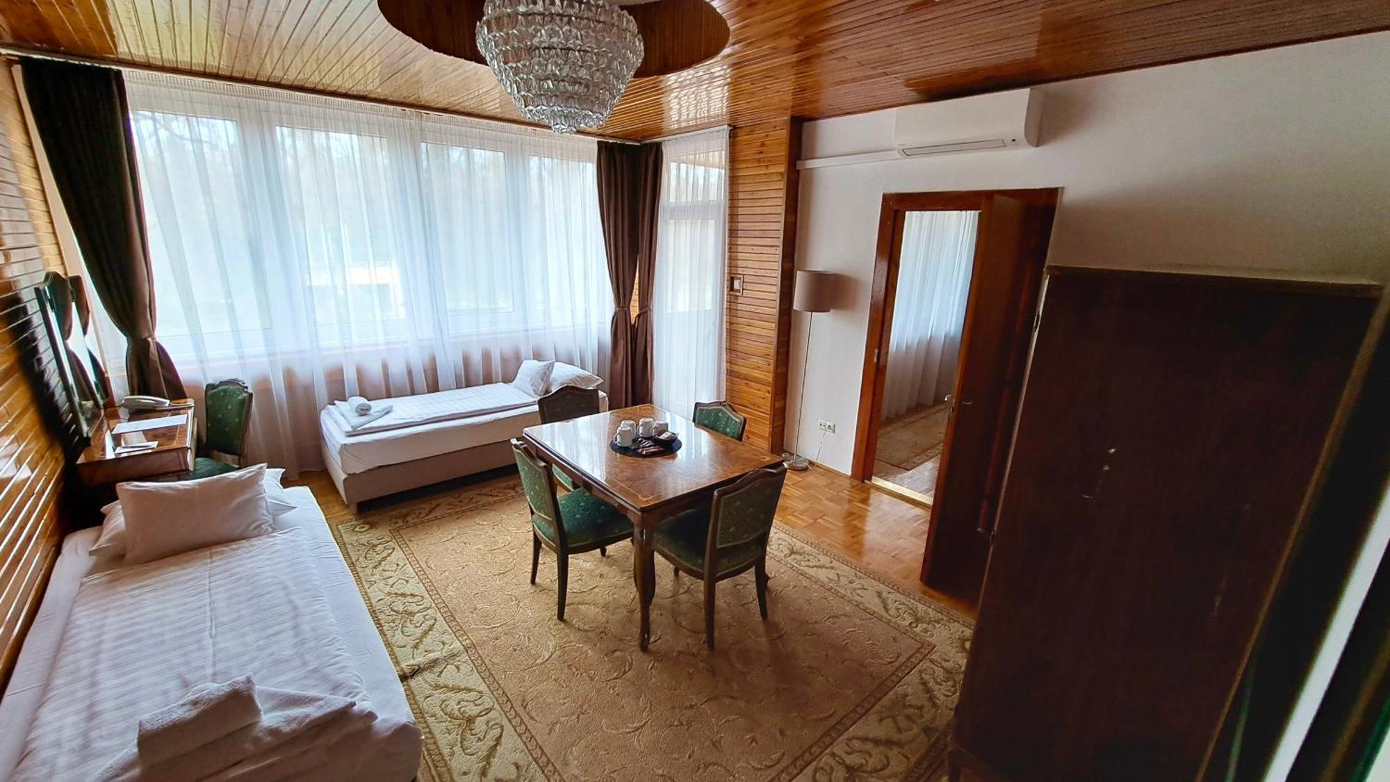 Ozoon Hotel Nyíregyháza Esterno foto