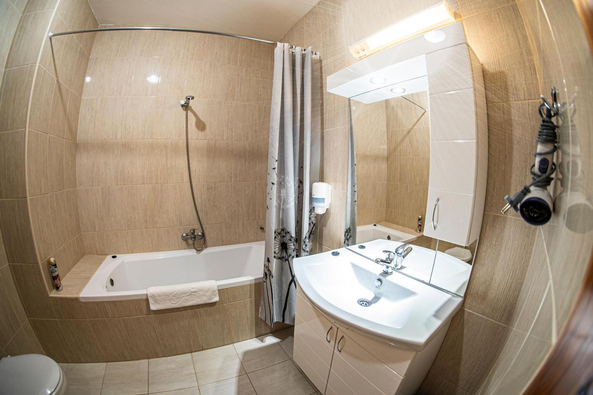 Ozoon Hotel Nyíregyháza Esterno foto